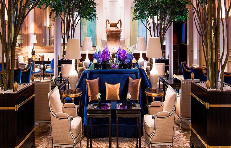 ১৮৪৪ খ্রিস্টাব্দে পথ চলা শুরু করেছিল সুইজারল্যান্ডের জুরিখ শহরের বোর-ও-লাক হোটেল। এবং এখনও অবধি এর মালিকানা রয়েছে একই পরিবারের হাতে। জুরিখ হ্রদ এবং আল্পস পর্বতমালার অপূর্ব সৌন্দর্যের ডালি এই হোটেল থেকে যেন চলে আসে হাতের মুঠোয়। বিশ্বের সেরা হোটেলের তালিকায় তার স্থান দুই নম্বরে।