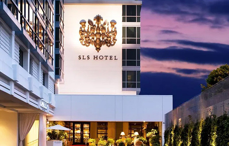 ভ্রমণ-পত্রিকা ‘কঁদে নাস্ত’ প্রকাশিত তালিকায় বিশ্বের সেরা হোটেল বলে বিবেচিত হয়েছে আমেরিকার অভিজাত বেভারলি হিলস-এর এসএলএস হোটেল। আধুনিক সজ্জার সঙ্গে মূল আকর্ষণ এর রেস্তোরাঁ। রন্ধনশিল্পী জোসে আন্দ্রিজের কল্যাণে এই হোটেল দুনিয়ার সেরা ভোজনবিলাসীদের অন্যতম পীঠস্থান হয়ে উঠেছে। হোটেল থেকে দুই মাইল দূরত্বের মধ্যে যাতায়াতের জন্য রয়েছে কমপ্লিমেন্টারি গাড়ির ব্যবস্থা।