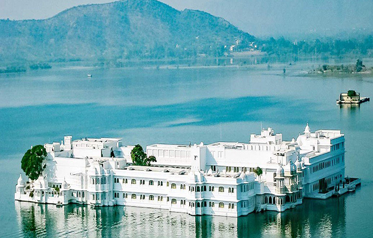 যে নটিনীর অভিশাপের কিংবদন্তি প্রচলিত এই প্রাসাদকে ঘিরে, তার নামে এখানে একটি অঙ্গন বা চত্বর আছে। লোকমুখে তার নাম ‘নটিনী চবুতরা’।