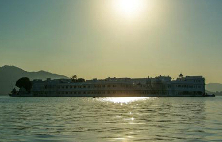 লেক প্যালেস হোটেলে এক দিন থাকার ন্যূনতম দক্ষিণা, ভারতীয় মুদ্রায় প্রায় ৫০ হাজার টাকা। প্রাসাদসম এই হোটেলে আছে মোট ৬৫টি বিলাসবহুল ঘর এবং ১৮ টি সুইট।