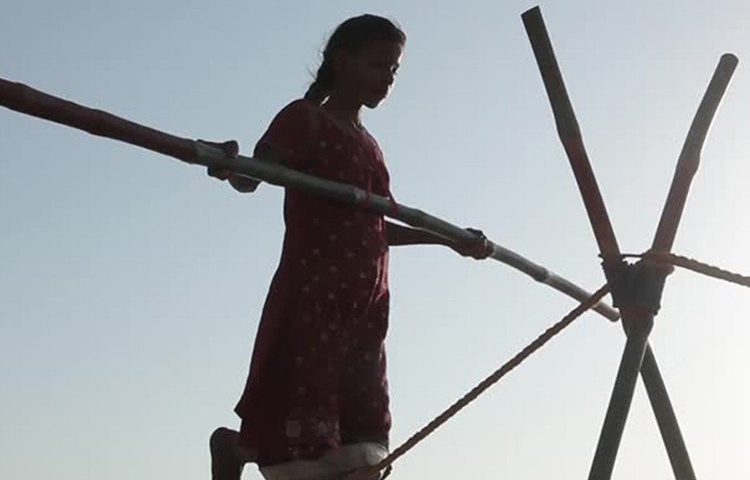 দড়ি বাঁধা হল হ্রদের পশ্চিম পাড়ের এক গ্রামে। আর এক প্রান্ত পূর্ব তীরে, প্রাসাদের সঙ্গে। শুরু হল খেলা দেখানো। মাঝ বরাবর গিয়ে হ্রদের জলে পড়ে গেল ওই তরুণী। কথিত, ষড়যন্ত্র করে দড়ি ছিঁড়ে দেয়া হয়েছিল। কারণ, জ্ঞান ফিরতে রানা বুঝেছিলেন নেশার ঘোরে কী বলে ফেলেছেন তিনি।