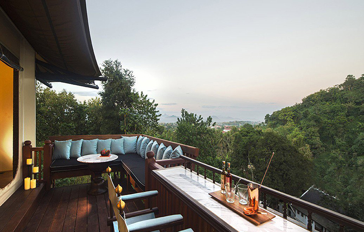 ভ্রমণপিপাসুদের মতে, লুয়াং প্রবাং-এর আকর্ষণ অনেকটা সমারসেট মম-এর ছোটগল্পের মতো। বৌদ্ধধর্মে আগ্রহীদের মন টানে স্থানীয় বৌদ্ধ মঠগুলো। মূল শহরের বাইরে প্রকৃতির কোলে আছে রোজউড হোটেল। প্রকৃতির কোলে তৈরি অভিজাত ও বিলাসবহুল এই হোটেলের বৈশিষ্ট্য কাঠের অন্দরসজ্জা।