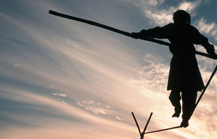 জনশ্রুতি, সেই নটিনীর অভিশাপ থেকে এখনো মুক্তি পায়নি মেবারের রাজবংশ। প্রধানত দত্তকপুত্রের উপর ভরসা করেই চলছে বংশ। জওয়ান সিংহের পর সাত বারের মধ্যে মোট ছয় বারই উত্তরসূরির জন্য দত্তক নিতে হয়েছে অপুত্রক রানাদের।