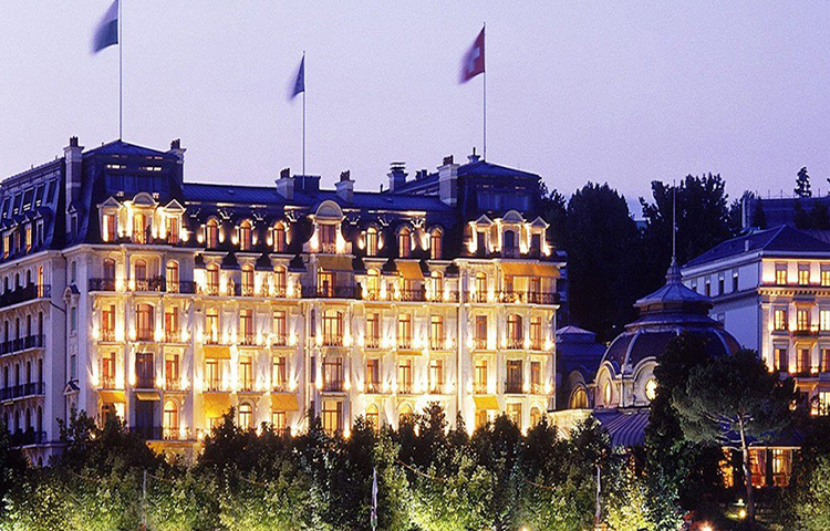 নয় নম্বর স্থান পেয়েছে সুইজারল্যান্ডের লুসান শহরের ‘বো রিভাজ প্যালেস’। লেক জেনিভার দিকে মুখ করে দাঁড়িয়ে থাকা এই হোটেল সত্যিই যেন রাজপ্রাসাদ। পর্যটকদের মতে, এর সবথেকে আকর্ষণীয় অংশ হল বাগান।