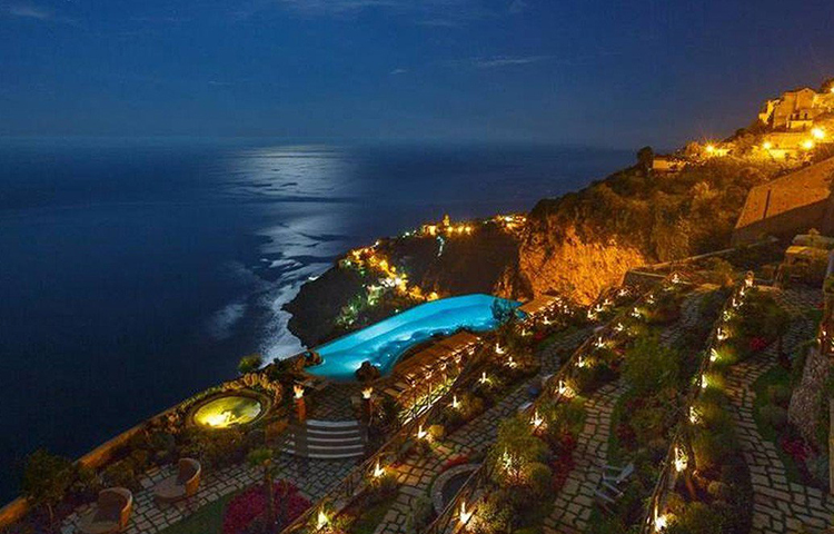 তালিকার আট নম্বরে আছে ইতালির ‘মোনাস্তেরো সান্তা রোসা হোটেল অ্যান্ড স্পা’। ইতালির বিখ্যাত আমালফি উপকূল থেকে মাত্র পাঁচ কিলোমিটার দূরে এই হোটেল বিখ্যাত ভূমধ্যসাগরের রূপ কাছে পাওয়ার জন্য। এই হোটেলে ঘর মাত্র ২০টি। অভিনব হল, অন্যান্য সুযোগের সঙ্গে এখানে আছে একটি লাইব্রেরি।