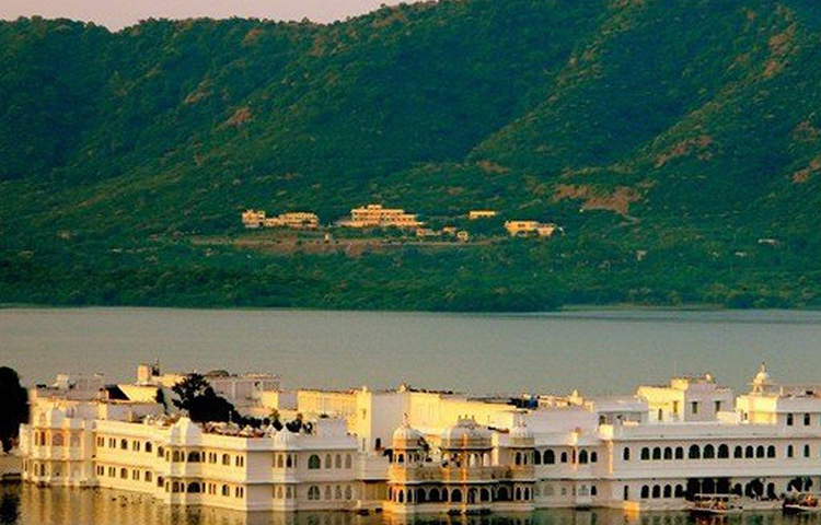 ‘পিচ্ছু’ সম্প্রদায়ের বানজারা গোষ্ঠী বা তৎকালীন স্থানীয় গ্রাম ‘পিছোলি’ থেকেই হ্রদের নামকরণ। হ্রদে চারটি দ্বীপ আছে। জগ নিবাস, জগ মন্দির, মোহন মন্দির এবং আরশি বিলাস। প্রতিটায় রয়েছে প্রাসাদ। তার মধ্যে সবথেকে বিখ্যাত জগ নিবাসের হ্রদ প্রাসাদ বা লেক প্যালেস।