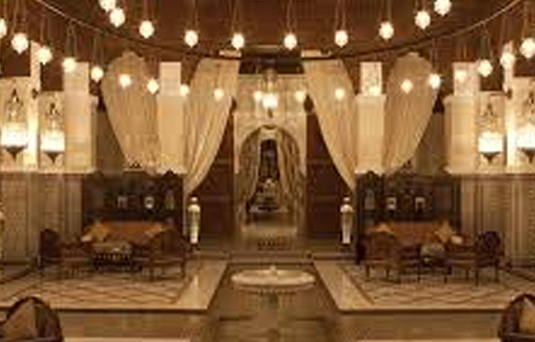 মরক্কোর মারাকেশের রয়্যাল মানসৌর হোটেল আছে ছয় নম্বরে। তিন বছরের বেশি সময় ধরে বারোশো কারিগর তৈরি করেছিলেন এই হোটেল। প্রতিটি ঘরের সঙ্গে আছে আলাদা কোর্টইয়ার্ড। বৃষ্টি পড়লে নিজে থেকেই মাথার উপর বিছিয়ে যায় চাঁদোয়া। রেশমি কাপড়ে ঢাকা দেওয়ালে ঘেরা ঘর। রেস্তোরাঁয় রয়েছেন বিশ্বমানের শেফ।