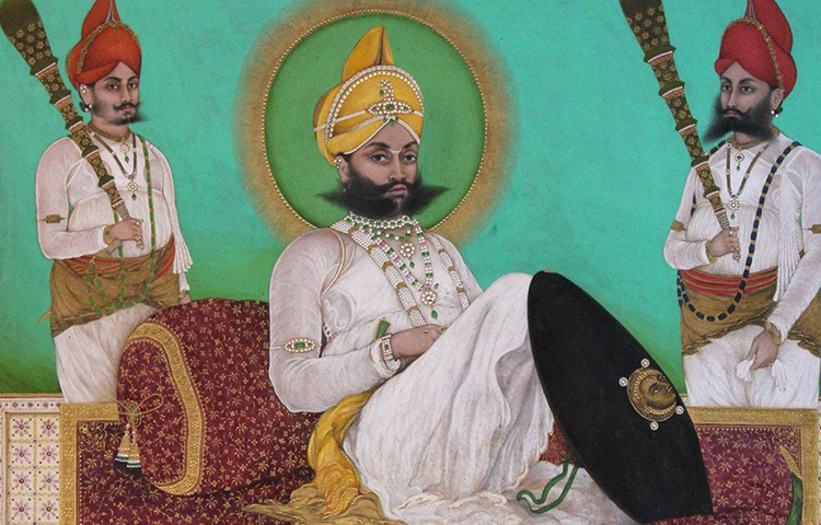 পরবর্তীকালে এই প্রাসাদ ছিল মূলত রানাদের গ্রীষ্মকালীন আবাস। সেখানেই বসত দরবার। সাদাকালো মার্বেলে তৈরি প্রাসাদের দেয়াল সজ্জিত মূল্যবান পাথরে। ১৮৫৭ খ্রিস্টাব্দে সিপাহি বিদ্রোহের সময়ে এই প্রাসাদে সপরিবারে আশ্রয় নিয়েছিলেন বহু ব্রিটিশ আধিকারিক। তাদের কাছে বিদ্রোহীরা যাতে পৌঁছতে না পারে, তাই নগরের সব নৌকো নষ্ট করে দিয়েছিলেন মেবারের তৎকালীন মহারানা স্বরূপ সিংহ।