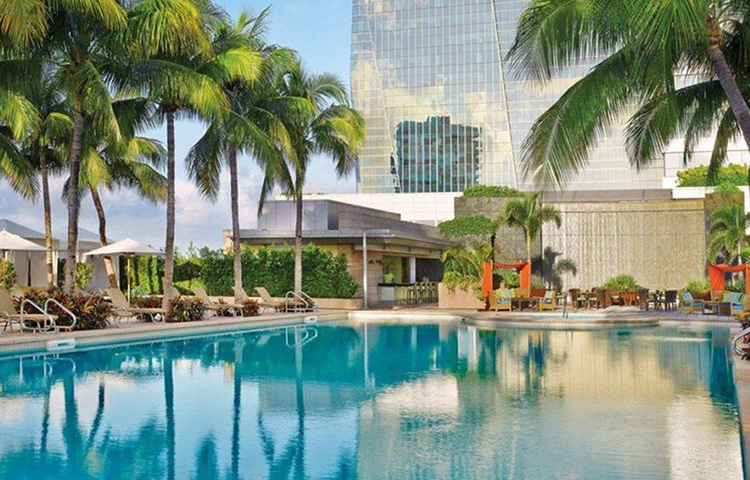 মায়ামি সৈকতের ফোর সিজনস হোটেল প্রিয় গন্তব্য সার্ফিংমোদী পর্যটকদের কাছে। ১২ তলা উঁচু এই হোটেল আছে তালিকার পাঁচ নম্বরে। উইনস্টন চার্চিল থেকে এলিজাবেথ টেলর- বরাবরই এই হোটেল প্রিয় বিখ্যাত ব্যক্তিত্বদের কাছে।