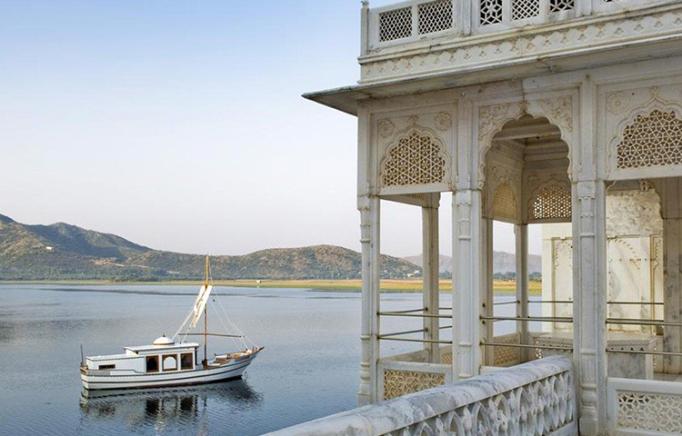 ঊনিশ শতকের দ্বিতীয় অর্ধ থেকে প্রাসাদের অবস্থা খারাপ হতে থাকে। বিদেশি অতিথিরা এসে হ্রদ প্রাসাদের করুণ দশা দেখে হতাশ হতেন। অবশেষে মেবারের রাজবংশের উত্তরাধিকারীরা এই প্রাসাদকে হোটেলে রূপান্তরের সিদ্ধান্ত নেন।