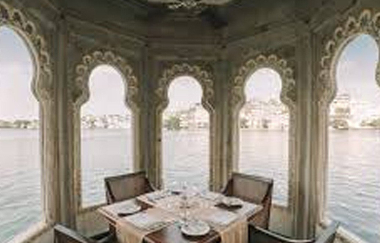 জার্মান-মার্কিন বাস্তুবিদ ডেলিয়া নারায়ণ কন্ট্র্যাক্টরের নক্সায় প্রাসাদ থেকে হোটেলে সেজে ওঠে মেবারের এই স্থাপত্য। ১৯৭১ সালে হোটেলের মালিকানার হাতবদল হয়। মেবারের রানা বংশের কাছ থেকে লেক প্যালেসের নতুন কর্ণধার হয় তাজ গ্রুপ।