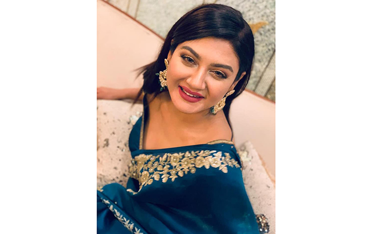 ছবি প্রকাশ করে জয়া আহসান লিখেছেন ‘নবমীর দুপুরের সাজ’।