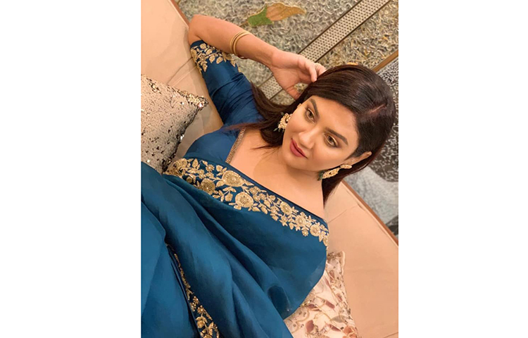 পূজার সাজে সেজে ক্যামেরার সামনে জয়া।