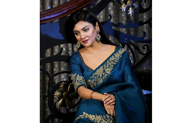 জয়া পূজার সাজে সাজলেও কোনো পূজা মণ্ডপে গিয়েছেন কি-না তা জানানি তিনি।