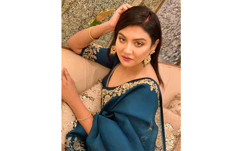 পূজার সাজে সেজে সনাতন ধর্মাবলম্বলীদের শুভেচ্ছা জানিয়েছেন।