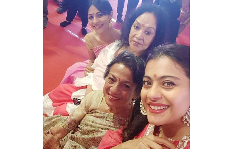 প্রতিবছরের মতোই এবারও দুর্গাপূজার আনন্দে মেতে উঠল মুম্বাইয়ের মুখার্জি পরিবার। হ্যাঁ, ঠিকই ধরেছেন। মুম্বাইয়ের মুখার্জি পরিবার বলতে কাজল, রানি মুখার্জিদের বাড়ির পূজার কথাই বলছি। প্রত্যেক বছরই ধুমধাম করে পুজো সেলিব্রেট করেন তারা। এবারও তার ব্যতিক্রম হল না।