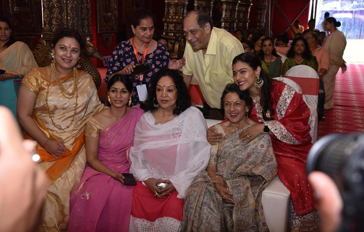 পরিবারের সমস্ত সদস্যদের সঙ্গে আড্ডা দিতেও দেখা যায় কাজল ও তনিশাকে।