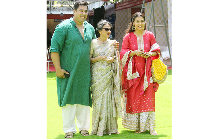 সম্রাট মুখোপাধ্যায়ের সঙ্গে কাজল ও তনুজা।