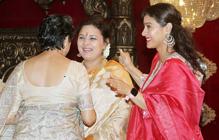 শর্বাণী মুখোপাধ্যায়ের সঙ্গে কাজল ও তনুজা।