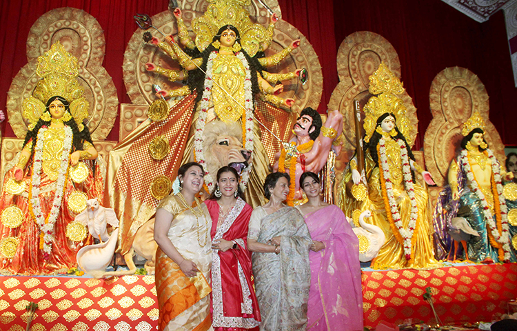 প্রতিমার সামনে স্বপরিবারে ছবিও তুললেন কাজল, তনুজা ও তনিশা।