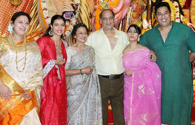 স্বপরিবারে মুখার্জিরা।