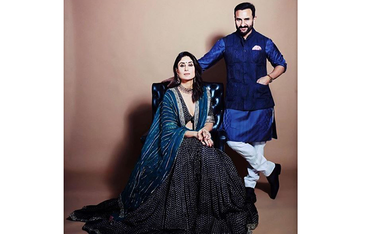 দীপাবলিতে রাজকীয় পোশাকে সাজেন কারিনা কাপুর খান। সিঁথিতে চওড়া করে সিঁদুর পরে, কালচে নীল রঙের লেহেঙ্গায় সেজে সাইফ আলি খান এবং তৈমুরের সঙ্গে হাজির হন কারিনা কাপুর খান। সাইফ-কারিনার দীপাবলির সাজের ছবি প্রকাশ্যে আসতেই তা হু হু করে ছড়িয়ে পড়ে।