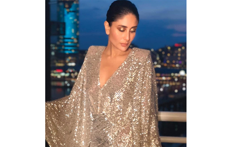 সামনের বছর অস্ট্রেলিয়ায় বসবে টি-টোয়েন্টি বিশ্বকাপের আসর। পুরুষ ও মহিলাদের টি-টোয়েন্টি বিশ্বকাপ ট্রফির উন্মোচন করতেই সেখানে গিয়েছেন কারিনা।