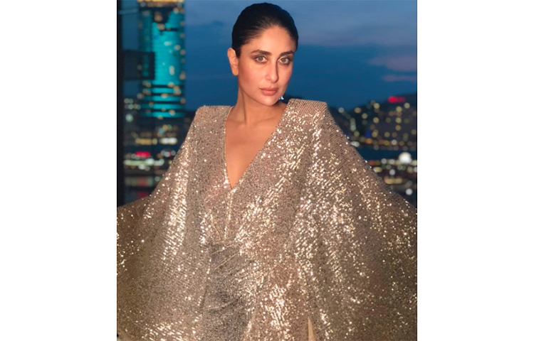 ইতিমধ্যেই পুরুষ ও মহিলাদের টি-টোয়েন্টি বিশ্বকাপ ট্রফির উন্মোচন করেও ফেলেছেন কারিনা।