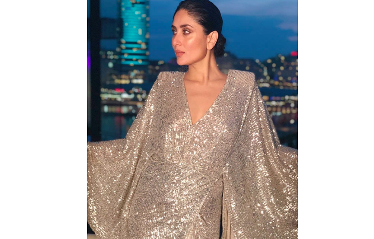 শনিবার অস্ট্রেলিয়াতেই একটি ককটেল পার্টিতে হাজির হন কারিনা কাপুর খান। সেখানেই এই মাইকেল কস্টেলোর ডিজাইন করা সিমারি গোল্ডেন গাউনে দেখা যায় করিনাকে।