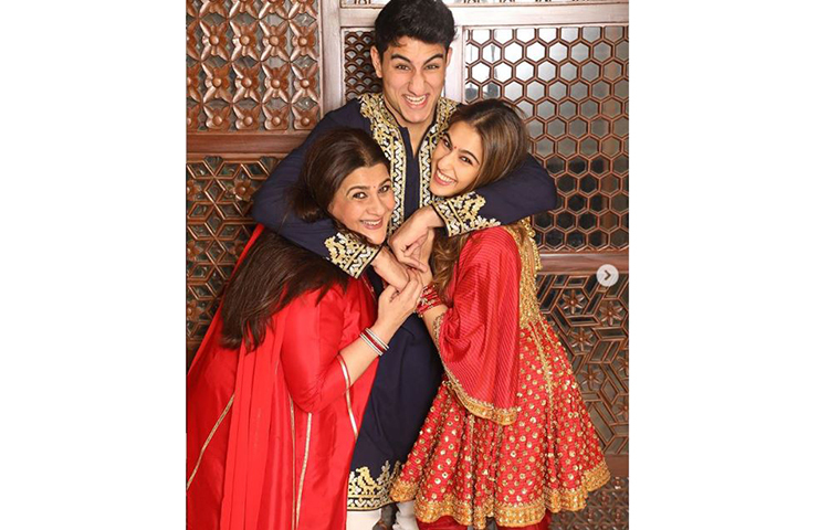 মা অমৃতা সিং এবং ভাই ইব্রাহিম খানের সঙ্গে আলোর উৎসব পালন করেন বলিউড অভিনেত্রী সারা আলি খান।