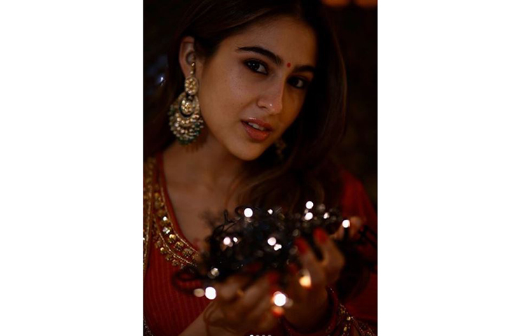 আলোর উৎসবে সারা।