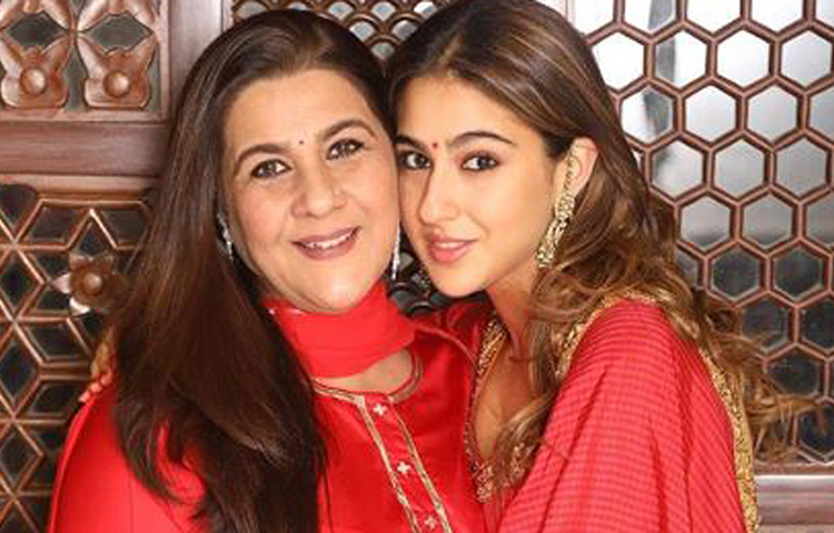 আলোর উৎসবে লাল রঙের পোশাকে সাজেন অমৃতা সিং এবং সারা আলি খান।