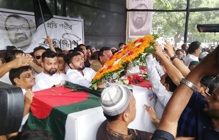 সাদেক হোসেন খোকার কফিনে ফুলেল শ্রদ্ধা নিবেদন করা হচ্ছে। ছবি: মাহবুব আলম