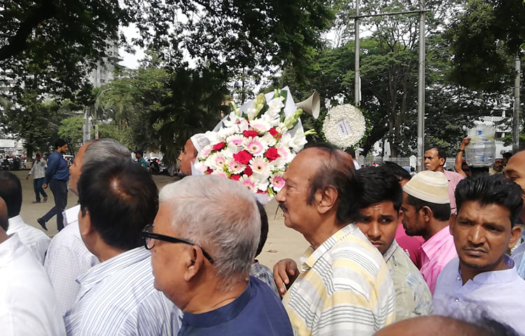 বৃহস্পতিবার দুপুর ১২টায় তার মরদেহ সেখানে নেয়া হয়। ছবি: মাহবুব আলম