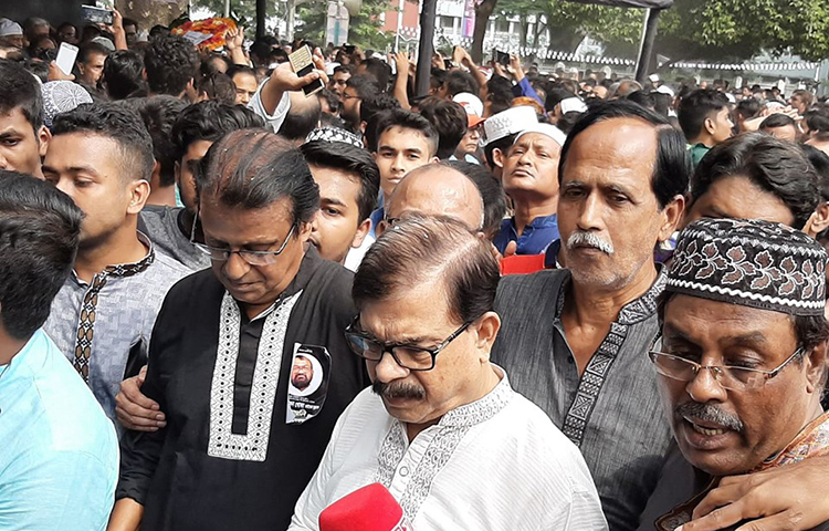 শোক প্রকাশ করে গণমাধ্যমের সাথে কথা বলছেন নাগিরক ঐক্যের আহবায়ক মাহমুদুর রহমান মান্না। ছবি: মাহবুব আলম