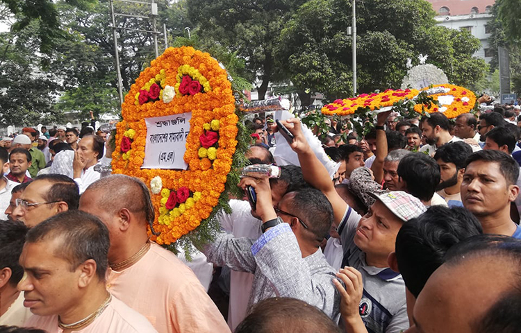 বিএনপির কেন্দ্রীয় নেতৃবৃন্দসহ বিভিন্ন অঙ্গ সংগঠনের নেতাকর্মীরা পুষ্প অর্পণের মাধ্যমে তার মরদেহের প্রতি শ্রদ্ধা নিবেদন করছেন। ছবি: মাহবুব আলম