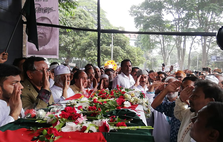 সাদেক হোসেন খোকার স্মৃতির প্রতি শ্রদ্ধা জানাচ্ছেন নেতাকর্মীরা। ছবি: মাহবুব আলম