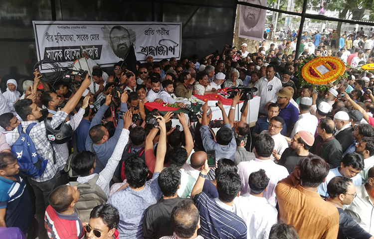 এর আগে বেলা ১১টার দিকে জাতীয় সংসদ ভবনের দক্ষিণ প্লাজায় খোকার মরদেহবাহী গাড়িটি পৌঁছায়)। পরে দক্ষিণ প্লাজায় অস্থায়ীভাবে স্থাপিত মঞ্চে মরদেহের কফিনটি রাখা হয়। সেখানে তার নামাজে জানাজা অনুষ্ঠিত হয়। ছবি: মাহবুব আলম