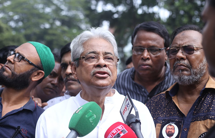 সাদেক হোসেন খোকাকে নিয়ে স্মৃতিচারণ করছেন বিশিষ্ট গীতিকার ও চিত্রনির্মাতা গাজী মাজহারুল আনোয়ার। ছবি: মাহবুব আলম