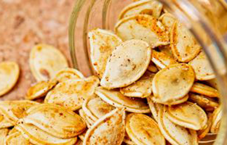 কুমড়ার বীজে রয়েছে প্রচুর পরিমাণে জিংক, ফাইটোকেমিক্যাল যা রোগ প্রতিরোধের ক্ষমতা বাড়ায়।