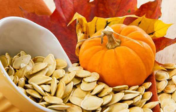 কুমড়ার বীজে রয়েছে ট্রিপ্টোফ্যান নামের অ্যামাইনো অ্যাসিড যা সুখানুভূতি সৃষ্টিকারী হরমোনের নিঃসরণে সহায়তা করে এবং একই সঙ্গে মেলাটোনিন আর সেরোটোনিন নিঃসৃত হতে সহায়তা করে যা অবসাদ কাটিয়ে শরীর, মন তরতাজা করে তুলতে সাহায্য করে।