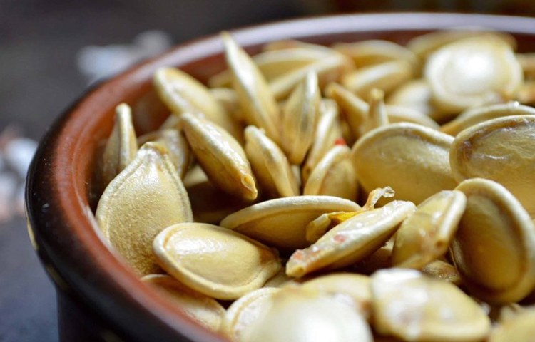 কুমড়ার বীজে রয়েছে প্রচুর পরিমাণে ওমেগা-৩ ফ্যাটি অ্যাসিড, সালফার, জিংক, ভিটামিন এ, বি আর ভিটামিনকে যা চুল ও মাথার ত্বকের জন্য খুবই উপকারী। এই উপাদানগুলো চুলকে উজ্জ্বল ও ঘন করে তুলতে সাহায্য করে।