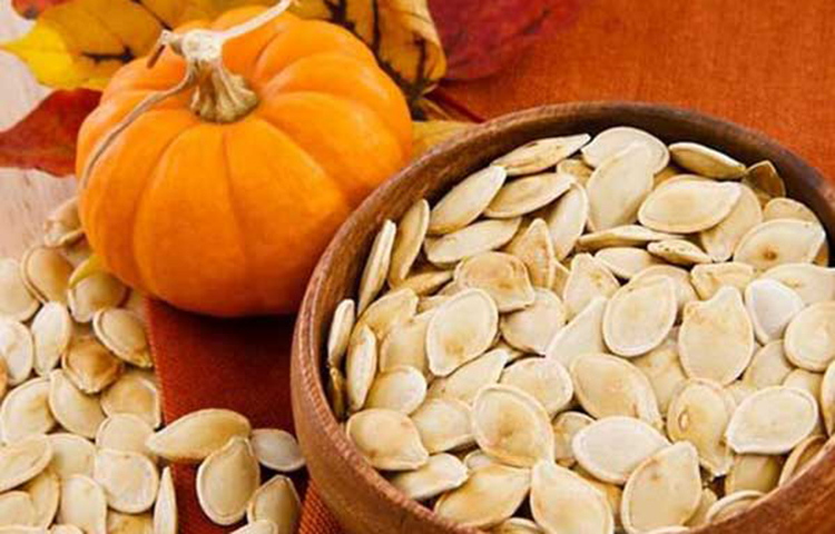 কুমড়ার বীজে রয়েছে প্রচুর পরিমাণে এসেনশিয়াল ফ্যাটি অ্যাসিড যা সিবাম নামক তেলের নিঃসরণ নিয়ন্ত্রণ করতে সাহায্য করে ত্বকের আদ্রতা ধরে রাখে।