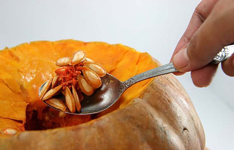 কুমড়ার বীজে রয়েছে সেরোটোনিন নামের রাসায়নিক উপাদান যা স্নায়ুতন্ত্রের চাপ কমিয়ে অনিদ্রার সমস্যা কাটাতে সাহায্য করে।