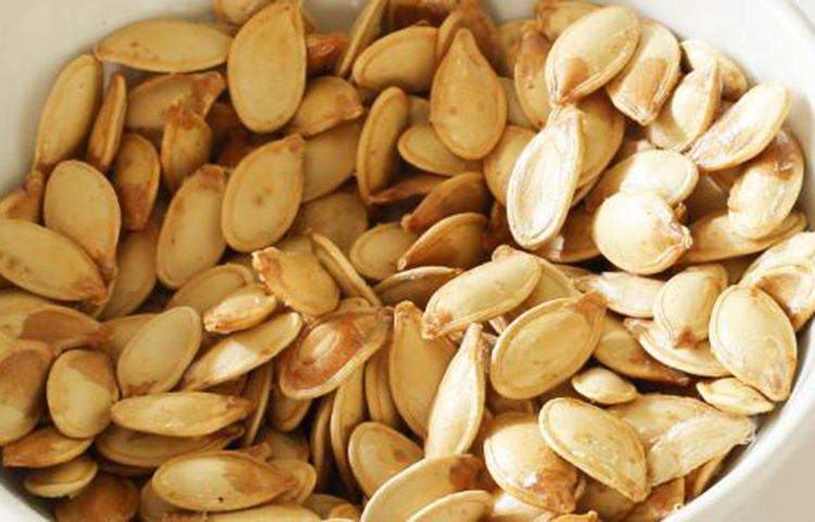 কুমড়ার বীজে রয়েছে ডিএইচইএ (ডাই-হাইড্রো এপি-অ্যান্ড্রোস্টেনেডিয়ন) যা পুরুষের প্রোস্টেটের সমস্যা প্রতিরোধ করে কমায় প্রোস্টেট ক্যানসারের ঝুঁকি।