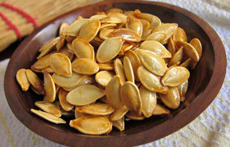 কুমড়ার বীজ রক্তের ইনসুলিনের মাত্রা নিয়ন্ত্রণে রাখতে সাহায্য করে। তাছাড়া কুমড়ার বীজে থাকা ম্যাগনেশিয়াম রক্তচাপ কমাতে সাহায্য করে।