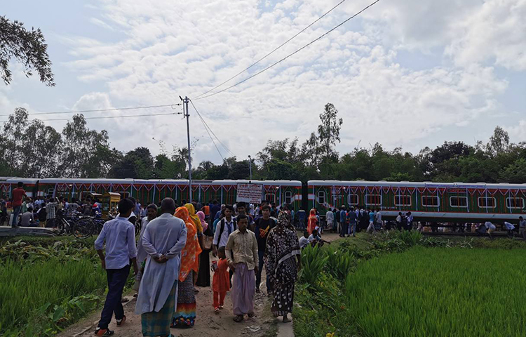 কুড়িগ্রাম এক্সপ্রেস যাওয়া-আসার পথে বিরতি দেবে কাউনিয়া- রংপুর-বদরগঞ্জ-পার্বতীপুর-জয়পুরহাট-সান্তাহার-মাধনগর-ঢাকা/ঢাকা বিমানবন্দর স্টেশনে।