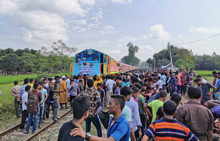 উদ্বোধনের সময় হাজারো মানুষের উপস্থিতি।