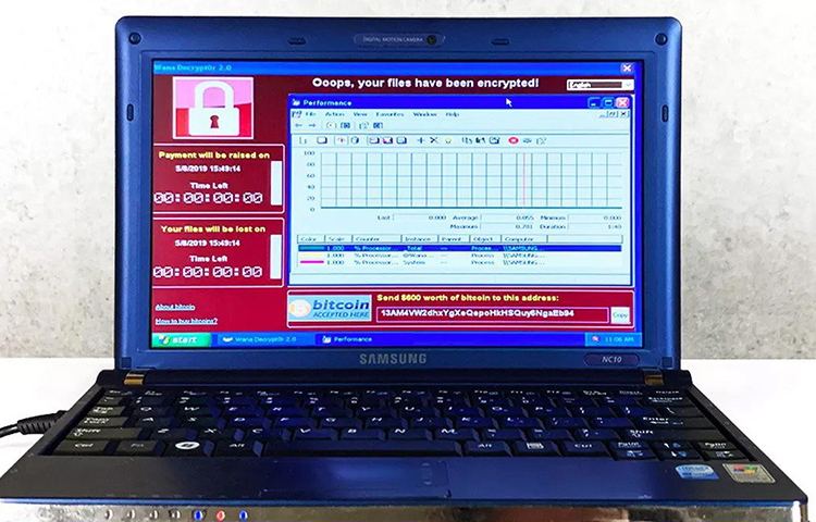 একটা ল্যাপটপের দাম কত হতে পারে? ৫০ হাজার, ১ লাখ টাকার ল্যাপটপের কথা শুনেছেন। ৫-৬ লাখের ল্যাপটপও মেলে বাজারে। কিন্তু কখনও শুনেছেন একটি ল্যাপটপ বিক্রি হয়েছে ৯ কোটি টাকায়? কেনো এত দাম? তার পিছনে রয়েছে ভয়ঙ্কর অথচ চমকপ্রদ কাহিনি। কী সেই কাহিনি জেনে নেয়া যাক।