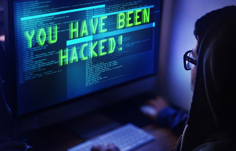 দেখতে আর পাঁচটা সাধারণ ল্যাপটপের মতোই। নিউইয়র্কে নিলাম হয় ল্যাপটপটির। দেখতে সাধারণ হলেও এটি কিন্তু সাধারণ নয়। এই ল্যাপটপের জন্য গোটা বিশ্বে প্রায় ৭ লাখ কোটি টাকার ক্ষতি হয়েছে। ভয়ঙ্কর সব ম্যালওয়্যারে ভর্তি এই ল্যাপটপ!